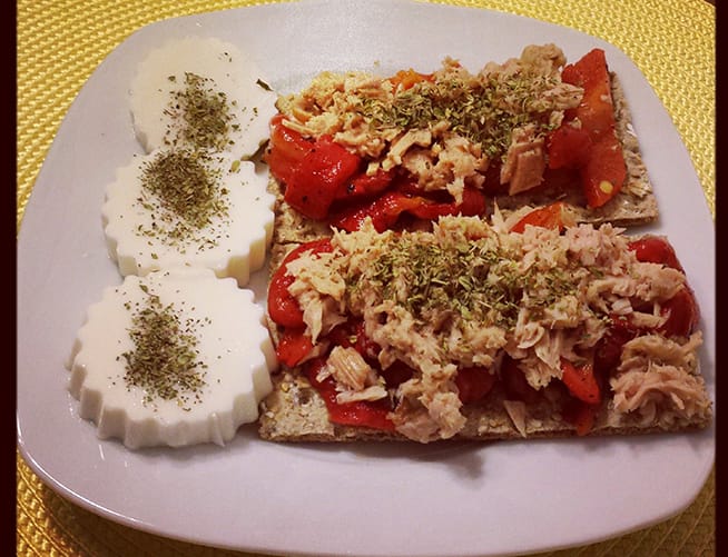 pan de wasa con atún y pimientos rojos