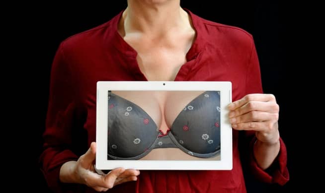 mujer con implantes mamarios