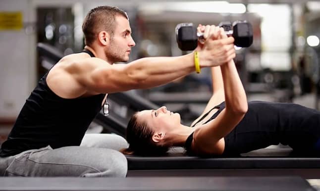 personas en e gimnasio